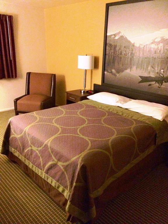 Super 8 By Wyndham Idaho Falls Exterior photo